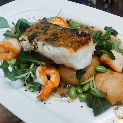 Bacalao a la plancha con salsa verde y langostinos: ¡Delicioso plato de mar!