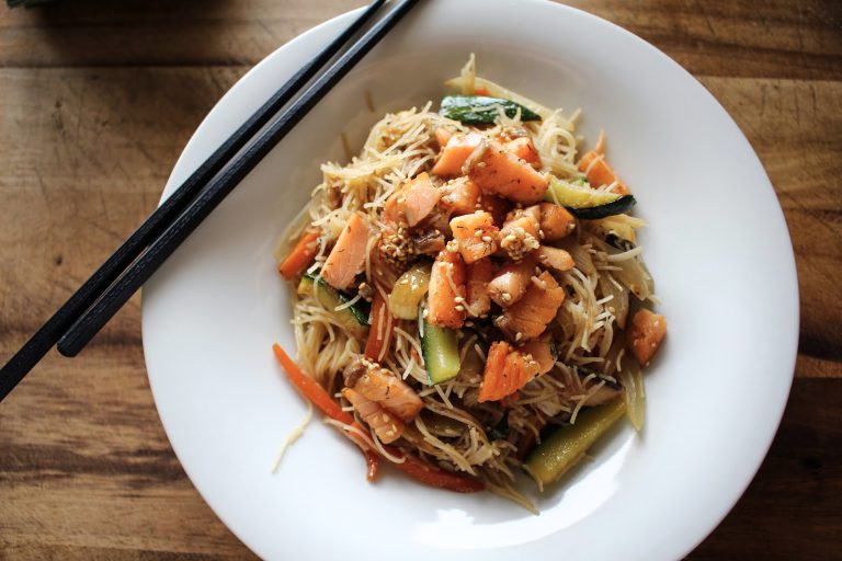 Noodles de arroz con salmón y verduras: ¡Delicioso plato asiático!