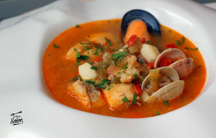 Sopa de pescado con orejas de pasta: ¡delicioso plato de mar!